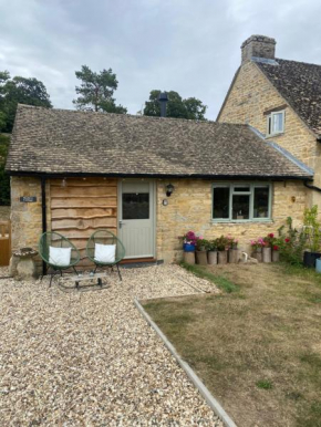 Cosy Cotswolds Self-Contained One Bedroom Cottage
